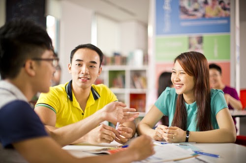 Nói chuyện với người nước ngoài hoặc người giỏi tiếng Anh là một cách tốt để thực hành phát âm tiếng Anh